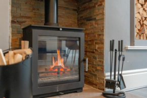 Glenroy Place - sleeps 7, private drive, log burner